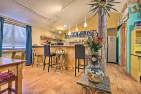 Idyllic Española Casita w/ Charcoal Grill - Intérieur
