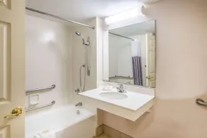 La Quinta Inn by Wyndham Colorado Springs Garden of the Gods - Bathroom