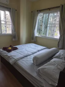 Charming 3-Bedroom House with Pool Near Lat Krabang Airport - Room
