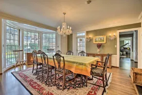 Spacious Estate w/ Courtyard: 2 Miles to Downtown! - Innenbereich