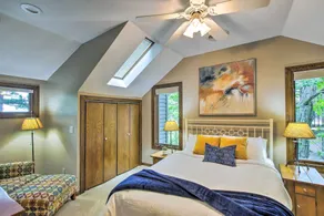 Lakefront Plymouth Cottage w/ Private Hot Tub - Zimmer