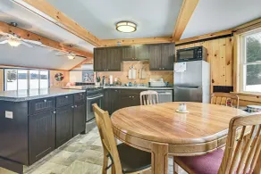 Dock & Views! Lakeside Family Escape in Wilton - Parte interna