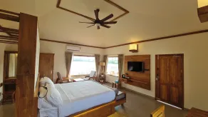 Lakefront Villa with Bathtub & Backwater Views Varkala - Chambre