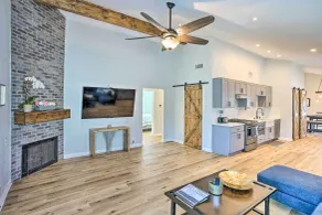 Sunny Orange County Abode w/ Fire Pit & Backyard! - Intérieur