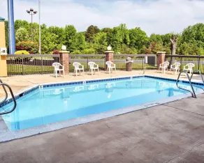 Quality Inn Thornburg - Pool