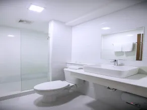 Capital O 911 S Hotel And Residences - Badezimmer