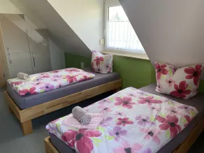 Ferienwohnung auf 110 m2, Terrasse, Garten, Parkplatz, Nähe A7 - Room