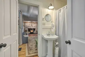 Charming Sutton Cottage: Walk to Lake & Farm! - Badeværelse