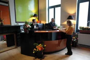 YOUR HOSTEL midi station - Reception