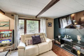 Easy Cleveland Access! Quiet Suburb Stay w/ Yard - Interior