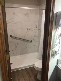 Friona Inn - Bathroom