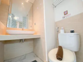 Best Deal Studio Room with Private Jaccuzi at Art Deco Apartment By Travelio - Baño
