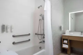 Home2 Suites by Hilton at the Dunes on Monterey Bay - Salle de bain