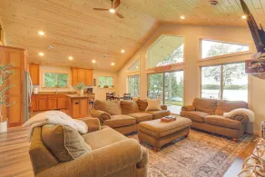 Boat Dock, BBQ & Fireside Fun: Clam Lake Cabin - Innvendig