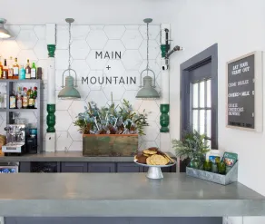 Main and Mountain - Indgang
