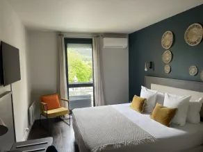 Le Victoria Boutique Hôtel - Charme au coeur du village historique - Accueil Vélo - Séminaire - Bar Lounge - Piscine - Værelse
