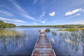 Rustic Retreat Across from Lake; Family Friendly! - Interiör