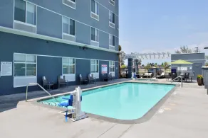 Holiday Inn Express Hotels & Suites Loma Linda by IHG - Piscina
