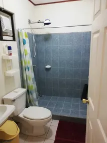 CONDO CASA INN #4 , CERCA DE LAS PRINCIPALES UNIVERSIDADES DE COSTA RICA. - Baño