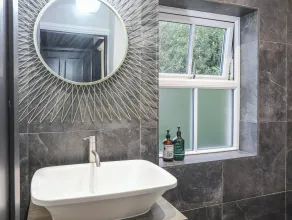 Gweryl Lodge - Bathroom