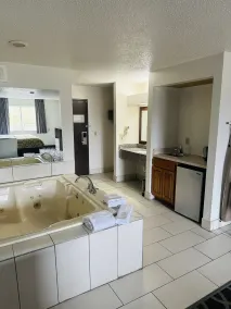 Baymont by Wyndham Piqua - Room