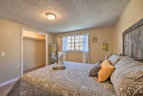 'Whispering Oaks' Broken Bow Cottage Near Hiking! - Interior