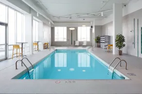 Holiday Inn & Suites Montreal Airport by IHG - Piscine