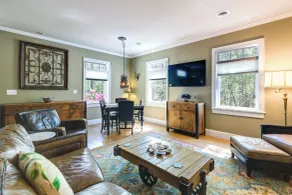 On-site Creek! Peaceful Wooded Retreat in Havelock - Innvendig