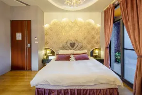 Queen Love - Room