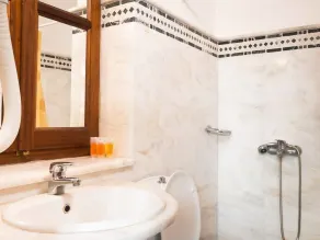 Xenon Apartments - Bathroom