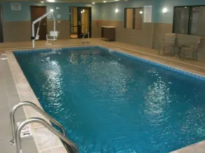 Holiday Inn Express & Suites Uniontown by IHG - Piscine