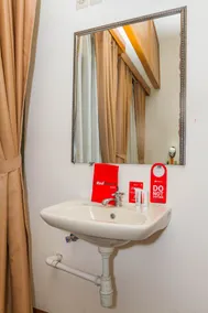 RedDoorz Plus at Amalio Hotel Surapati - Bathroom