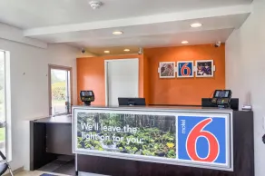 Motel 6-Everett, WA - South - Lobby