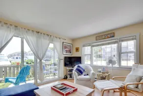Pool & Beach Access: Coastal Condo in Provincetown - Intérieur
