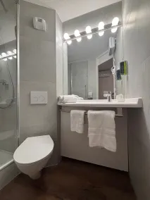 Brit Hôtel Les Evens Saint-Saturnin - Salle de bain