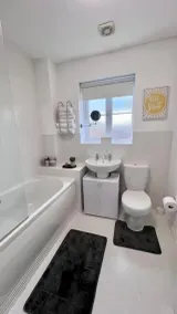 Modern 3BR House For Contractors - Bathroom