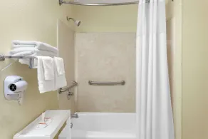Days Inn by Wyndham Columbia NE Fort Jackson - Salle de bain