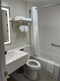 Quality Inn & Suites New Hartford - Utica - Salle de bain