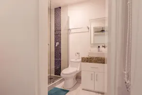 Palmarena Rooms & Residences - Long Stay Comfort with Parking, Sauna, Gym & Pool - Steps from 5th Avenue - Salle de bain