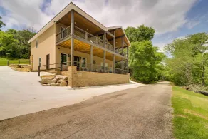 Waterfront Grand Lake Family House w/ Game Room! - Innenbereich