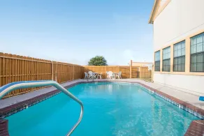 Howard Johnson by Wyndham San Marcos - Piscine