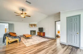 Charming Farmhouse in Morriston w/ Fenced Yard - Interiør