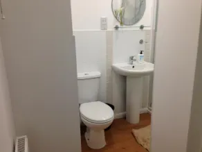 Double with shared bathroom sleeps 1-2 located 5 minutes from Heathrow dsbyr - Badrum