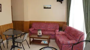 Hotel Larry - Lobby sitting area