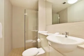 Wyndel Apartments - Apex - Bathroom