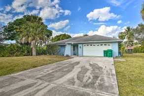Pool Access & Beach Gear! Canalfront Naples Home - Interiör