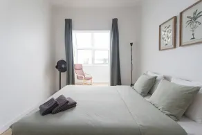 Charming 2-Bedroom Apartment in Almada, Near Lisbon - Værelse
