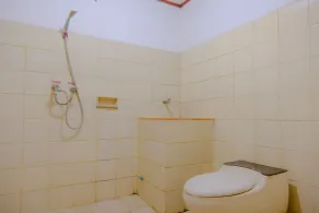 OYO Life 2638 Hotel Raya - Bathroom