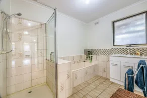 StayAU Newly Modern Comforts 3BRM Home Cranbourne - Badezimmer