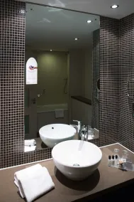 The DoubleTree by Hilton Stratford-upon-Avon - Bathroom